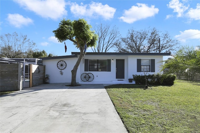 view of front of house featuring a front lawn