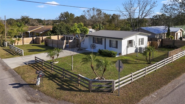 view of front of property featuring a front yard