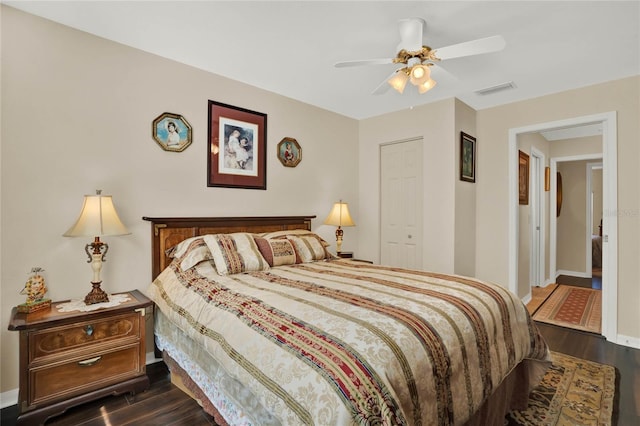 bedroom with dark wood-type flooring, a closet, and ceiling fan