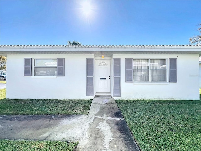 view of front of property with a front yard