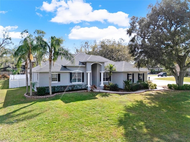 single story home with a front lawn