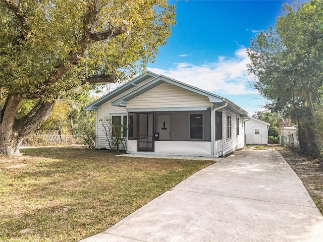 view of front of property featuring a front lawn