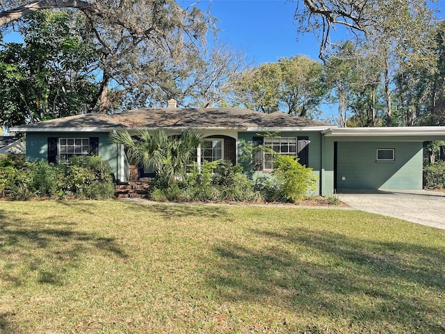 ranch-style home featuring a front lawn and a carport