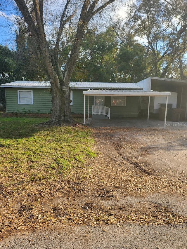 view of front of home featuring a front lawn