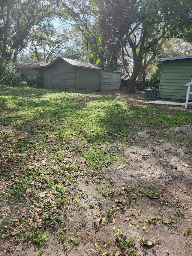 view of yard with a storage shed