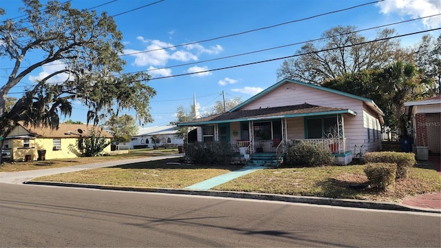 view of front of home featuring a front yard and covered porch