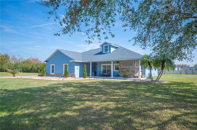 view of front of property featuring a front yard