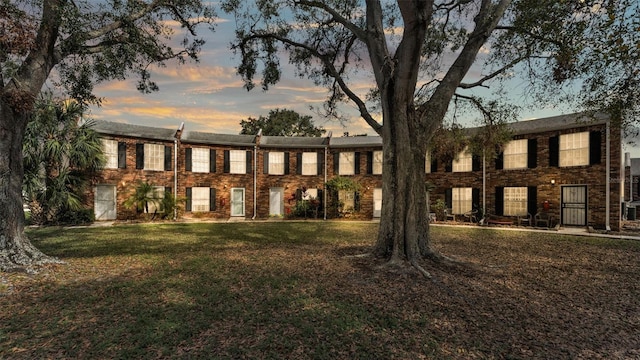 view of front of house featuring a yard