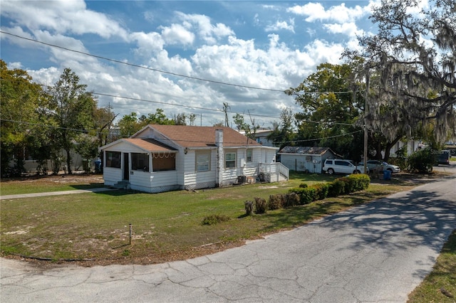 view of front facade featuring a front yard