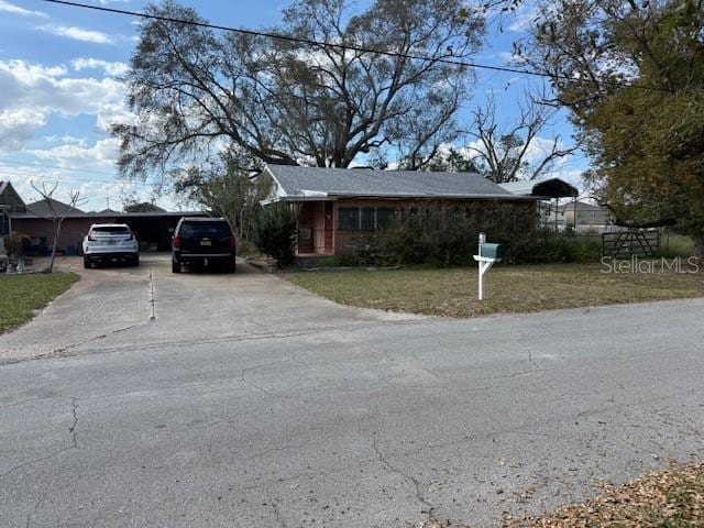 view of front facade with driveway and a front yard