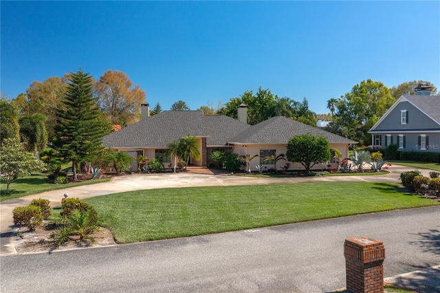 view of front of home featuring a front lawn