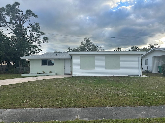 view of front of home featuring a front yard