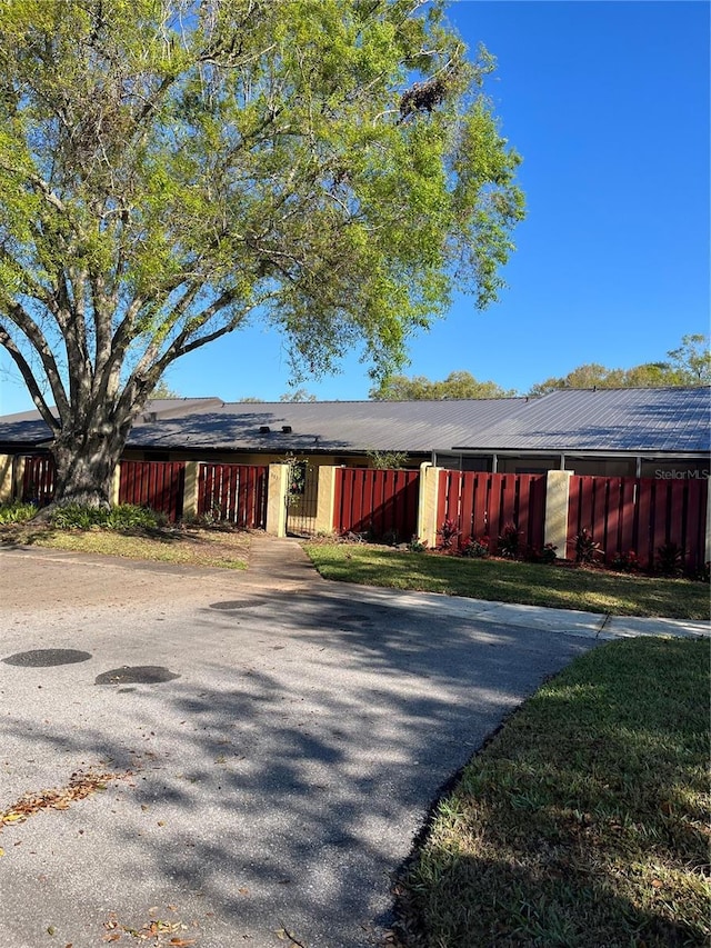 view of front of property featuring aphalt driveway