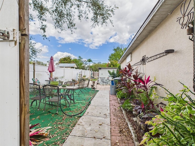 view of yard with an outbuilding and fence