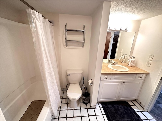 bathroom featuring a shower with shower curtain, a textured ceiling, toilet, and vanity