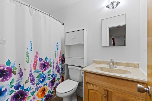 full bath with a shower with shower curtain, vanity, and toilet