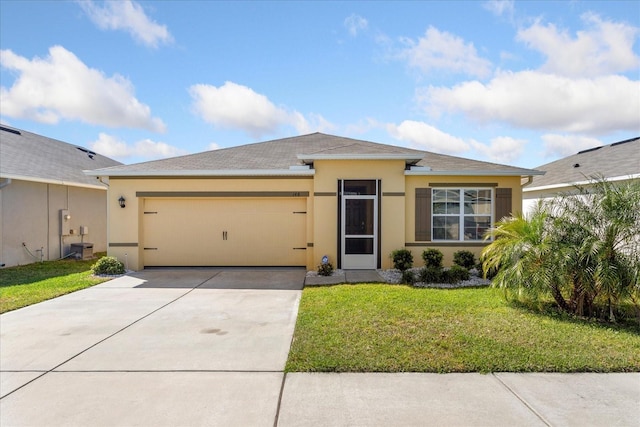 view of front of house featuring stucco siding, a front yard, a garage, and driveway