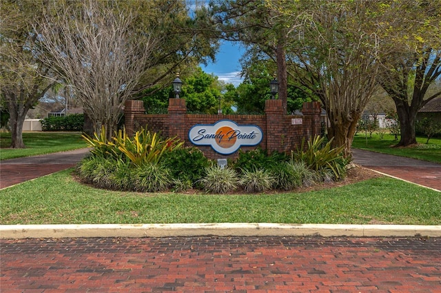 community / neighborhood sign with a yard