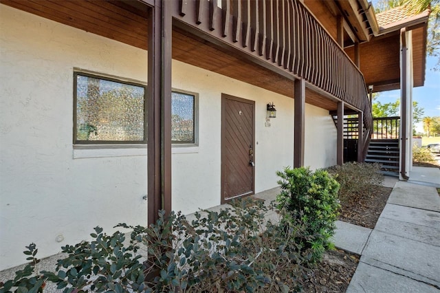 view of exterior entry with stucco siding