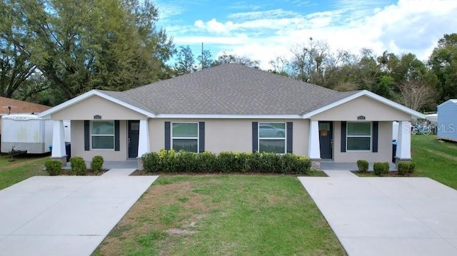 ranch-style home with roof with shingles, a front lawn, and stucco siding