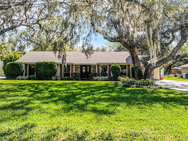 single story home with a front yard