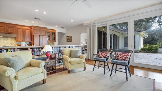 sitting room with light wood-style floors, recessed lighting, visible vents, and ceiling fan