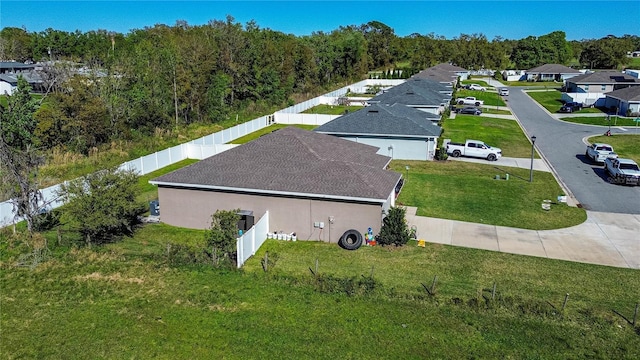 bird's eye view featuring a wooded view and a residential view