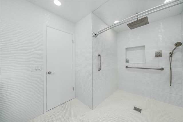 bathroom featuring tiled shower