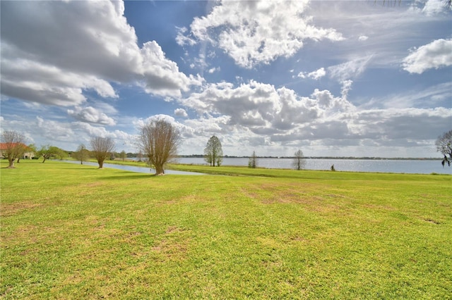 view of yard featuring a water view