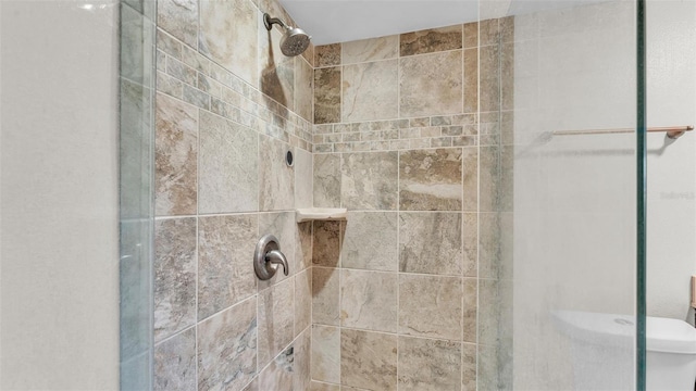 room details featuring a tile shower