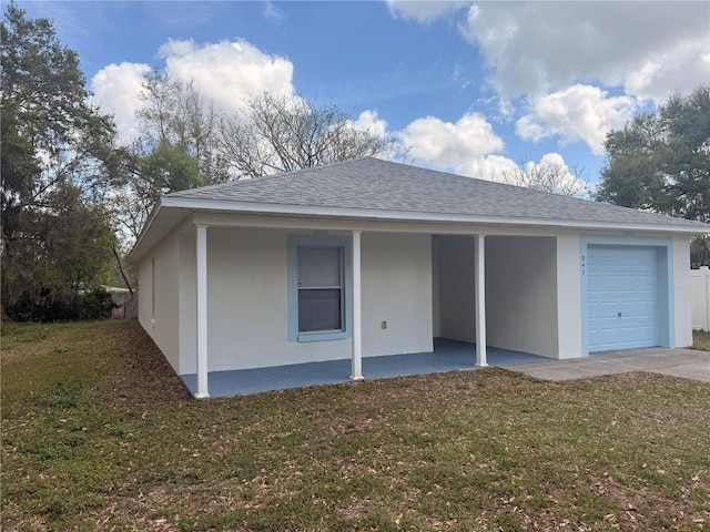 view of front of home featuring a shingled roof and a front yard