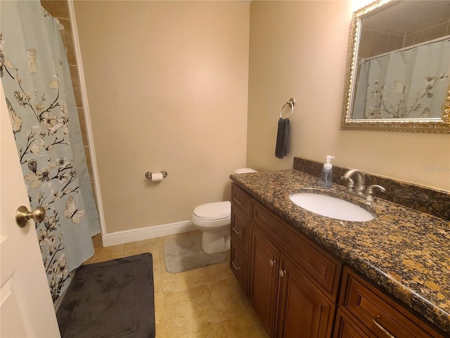 full bath with curtained shower, baseboards, toilet, and vanity