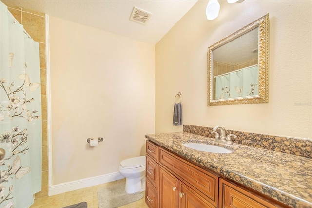 full bath with vanity, toilet, baseboards, visible vents, and curtained shower