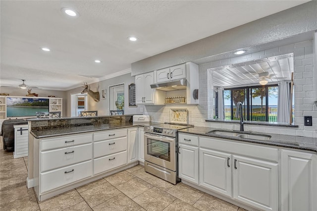 kitchen with backsplash, under cabinet range hood, stainless steel electric range oven, a peninsula, and a sink