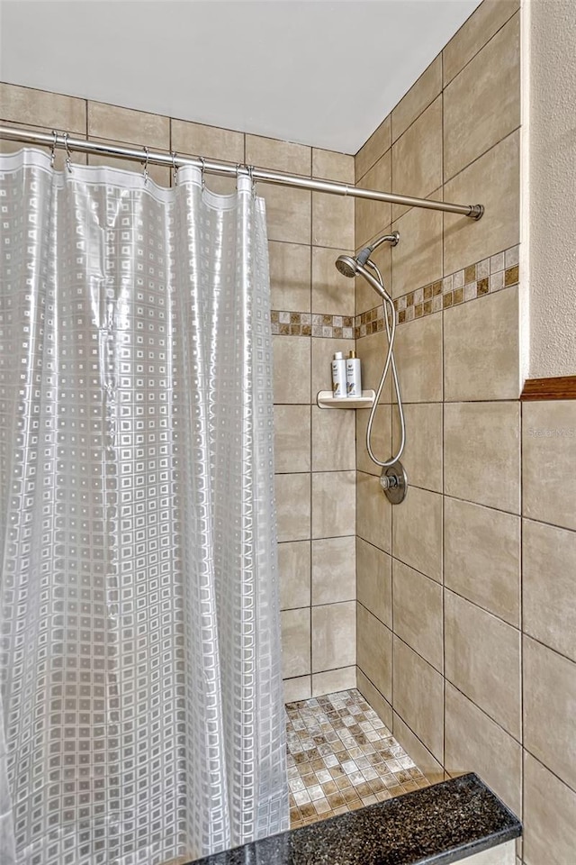 full bathroom featuring tiled shower