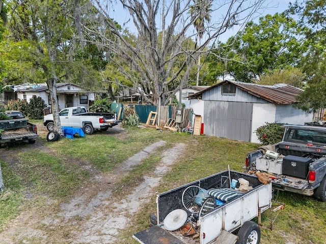 view of yard featuring an outbuilding and driveway