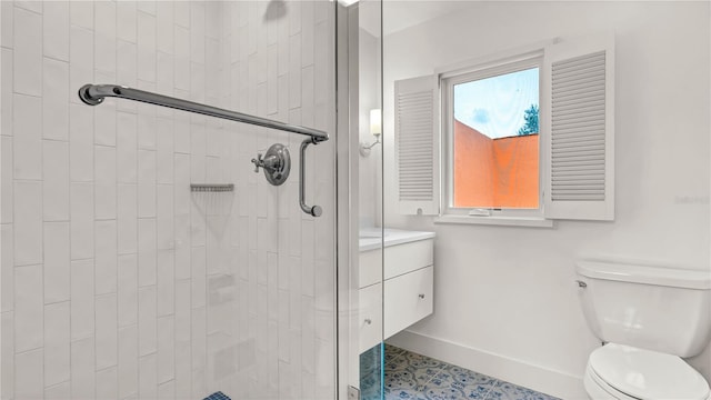 full bathroom with a shower stall, toilet, and baseboards