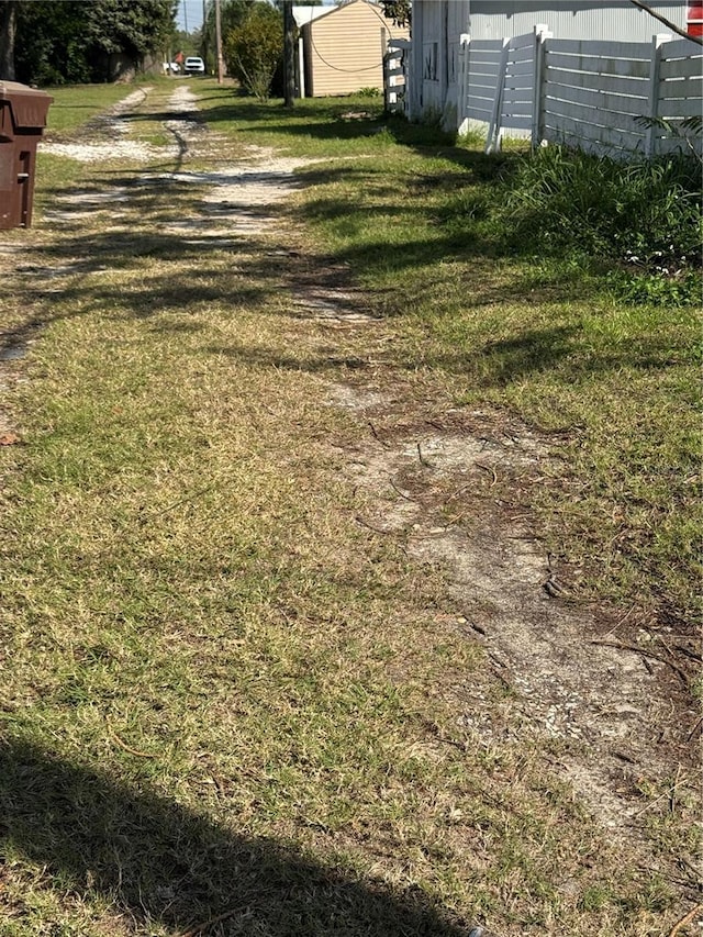 view of yard featuring driveway