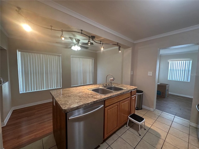 kitchen with a kitchen island with sink, a sink, crown molding, dishwasher, and ceiling fan