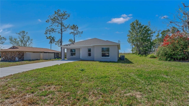 view of front of home featuring stucco siding, cooling unit, a front yard, and fence