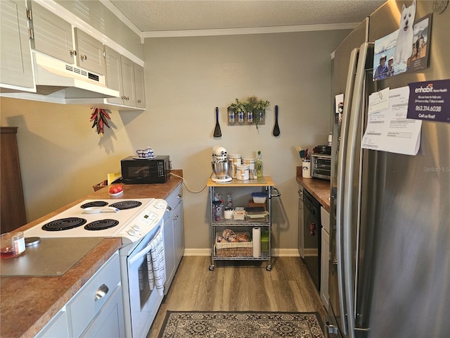 4529 Mercado Dr, Sebring, FL 33872 - kitchen with freestanding refrigerator, black microwave, white electric range oven, under cabinet range hood, and ornamental molding