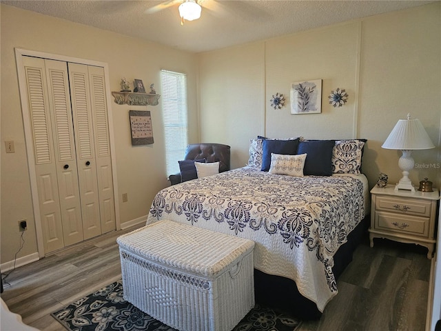 4529 Mercado Dr, Sebring, FL 33872 - bedroom featuring baseboards, a textured ceiling, a closet, and wood finished floors