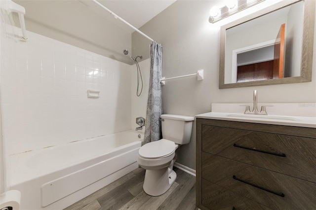 1801 3rd Ct SE, Winter Haven, FL 33880 - bathroom with wood finished floors, toilet, vanity, shower / bath combo, and baseboards