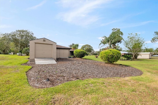 view of yard with an outdoor structure
