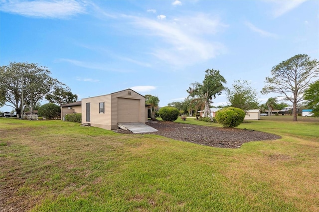 view of yard featuring an outdoor structure