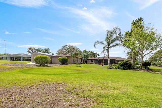 view of yard featuring driveway