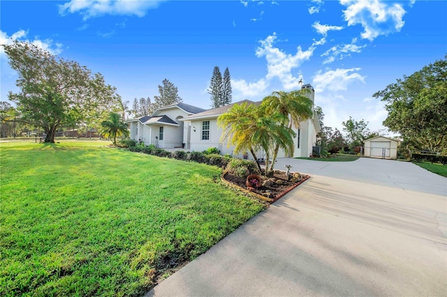 view of front facade featuring a front lawn, a garage, and driveway