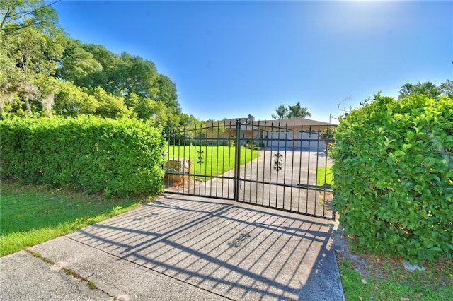 2611 State Road 557, Lake Alfred, FL 33850 - view of gate with a yard and fence