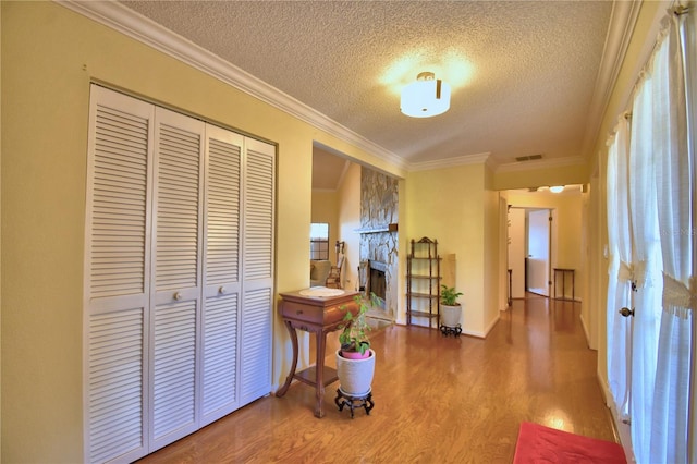 2611 State Road 557, Lake Alfred, FL 33850 - corridor featuring a textured ceiling, ornamental molding, visible vents, wood finished floors, and baseboards
