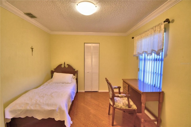 2611 State Road 557, Lake Alfred, FL 33850 - bedroom featuring a textured ceiling, crown molding, and visible vents